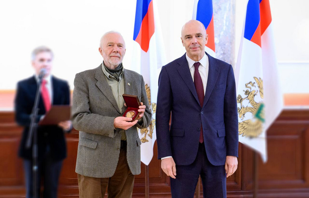 Антон Силуанов вручил ведомственные награды художникам-ювелирам