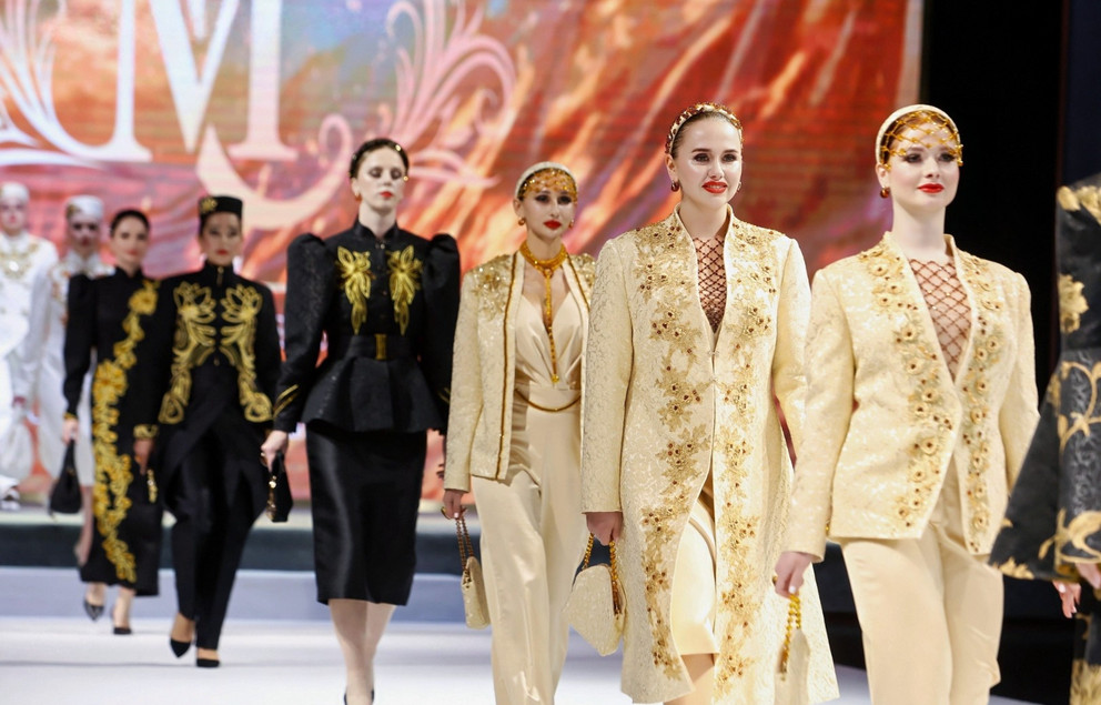 Янтарный комбинат впервые представил в Китае одежду с янтарем