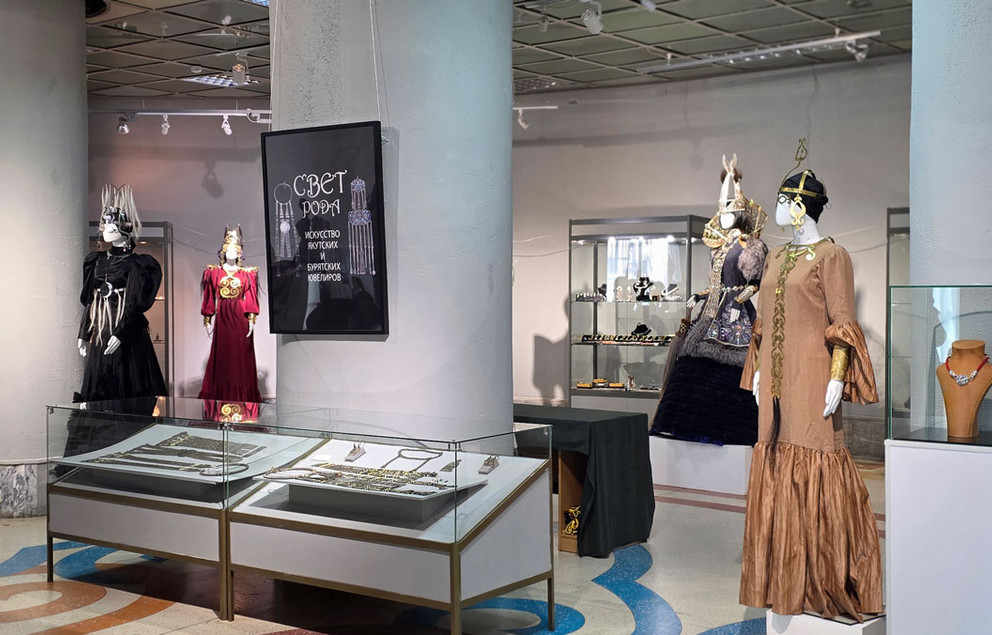 В Бурятии прошла выставка «Свет Рода», объединившая якутских и бурятских ювелиров