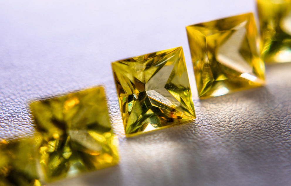 Янтарный комбинат удвоит выпуск украшений с янтарем алмазной огранки